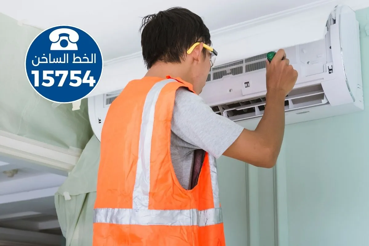 فني صيانة تكييف يونيفرسال يفحص الوحدة الداخلية في البيت